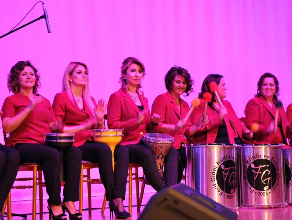 KADIN GİRİŞİMCİLERİN SUNDUĞU RİTM PERKÜSYON GÖSTERİSİ AYAKTA ALKIŞLANDI -